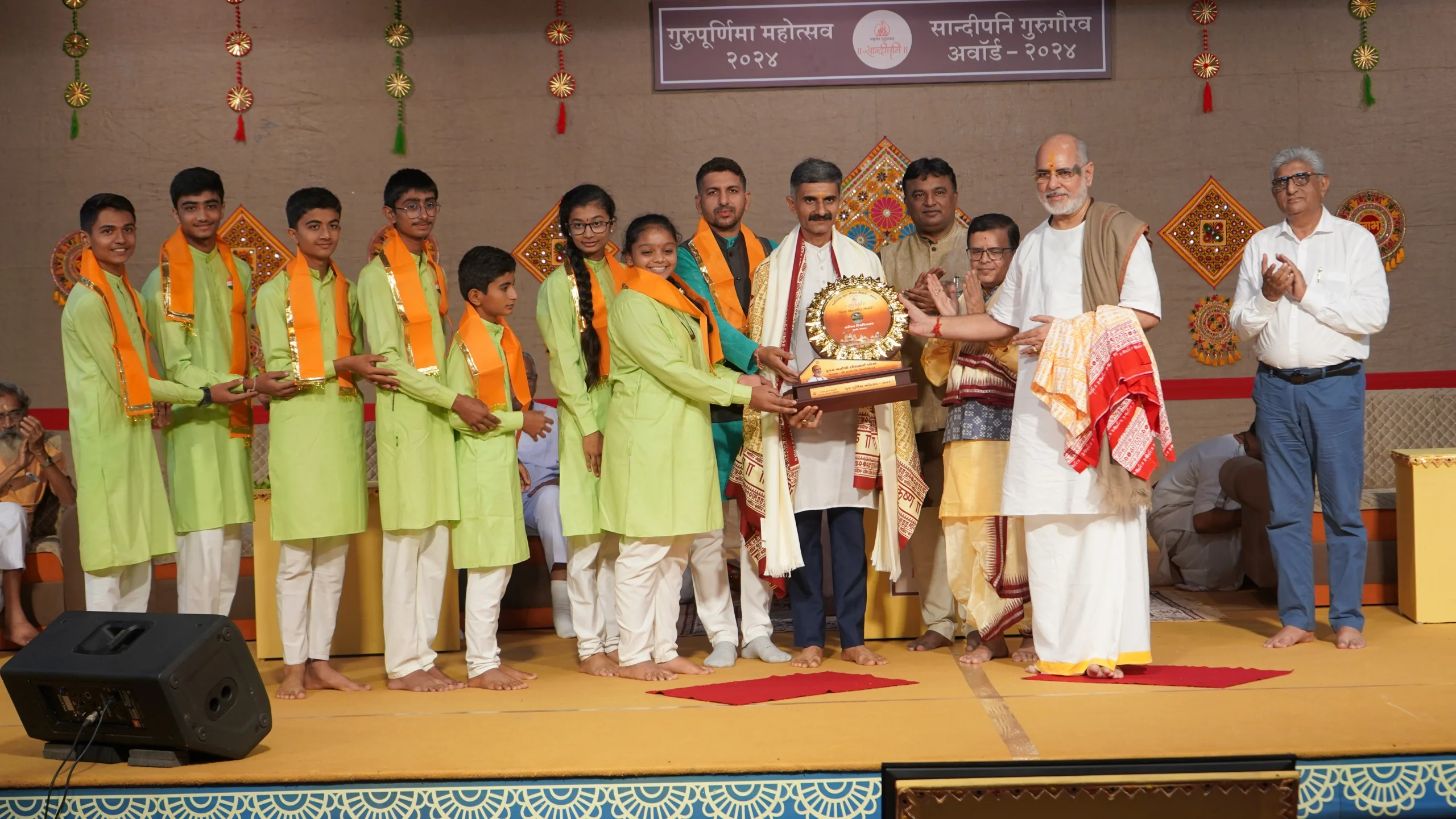 Best School In Gujarat State Award by By Pujya Shree Rameshbhаi Оzа