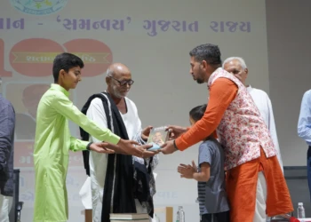 Felicitation Of The Institution By Prujya Shree Morari Bapu Felicitation Of The Institution By Prujya Shree Morari Bapu