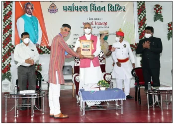 Bhimshibhai Was Honored With An Award By Governor Shri Acharya Devvratji For His Outstanding Contribution To Environmental Conservation Bhimshibhai Was Honored With An Award By Governor Shri Acharya Devvratji For His Outstanding Contribution To Environmental Conservation