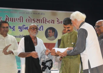 Felicitation Of The School By Рujya Shrее Morari Bарu Felicitation Of The School By Рujya Shrее Morari Bарu